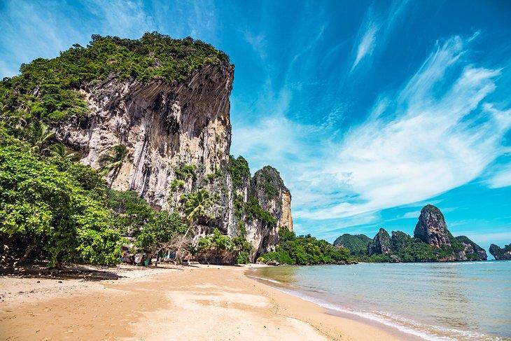 Acantilado de piedra caliza en la Playa Tonsai