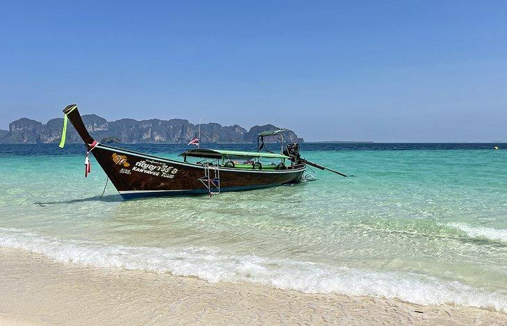 Barco en la costa, Koh Poda
