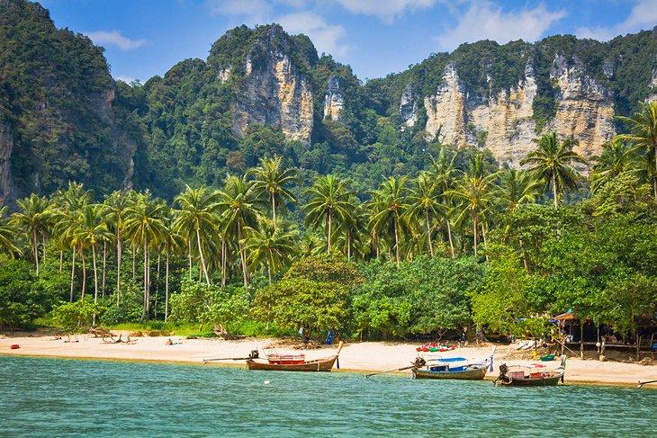 Playa Ao Nang bordeada de palmeras