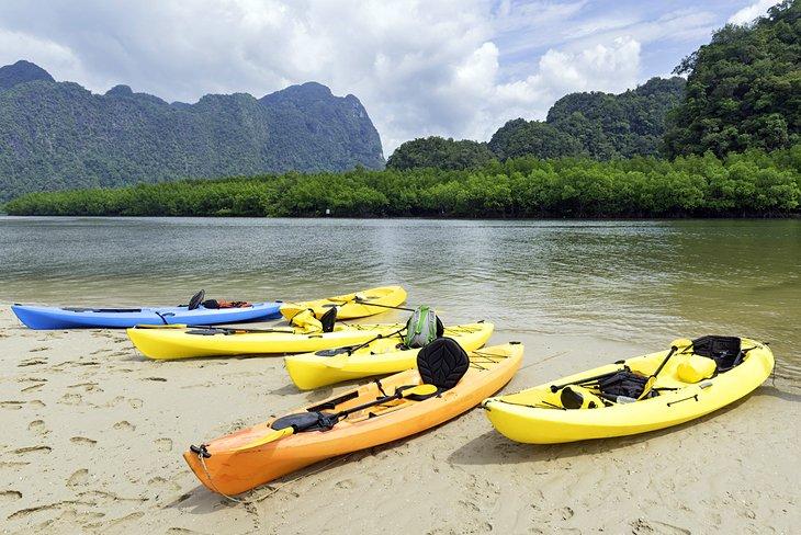 Kayaks en la playa en Ao Thalane