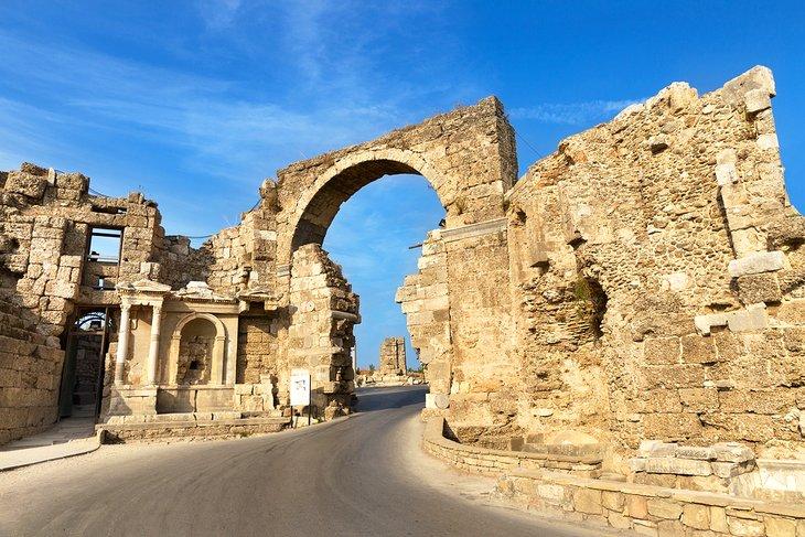 Entrada de la muralla romana a la ciudad de Side