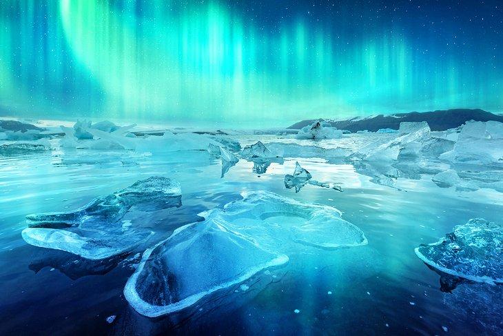 Auroras boreales sobre el lago de hielo Jokulsarlon
