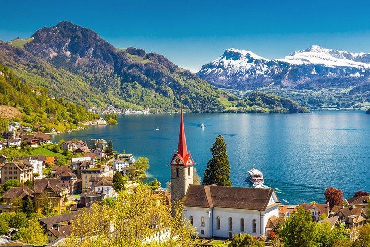 Pueblo de Weggis en el Lago de Lucerna
