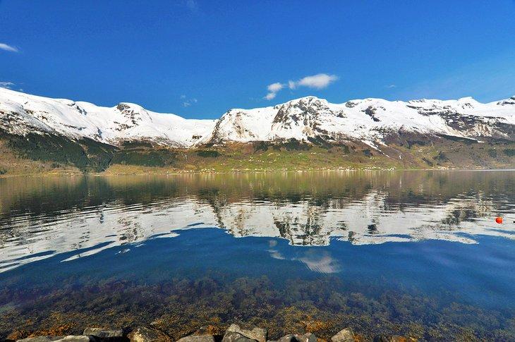 Montañas cubiertas de nieve que rodean a Hornindalsvatnet