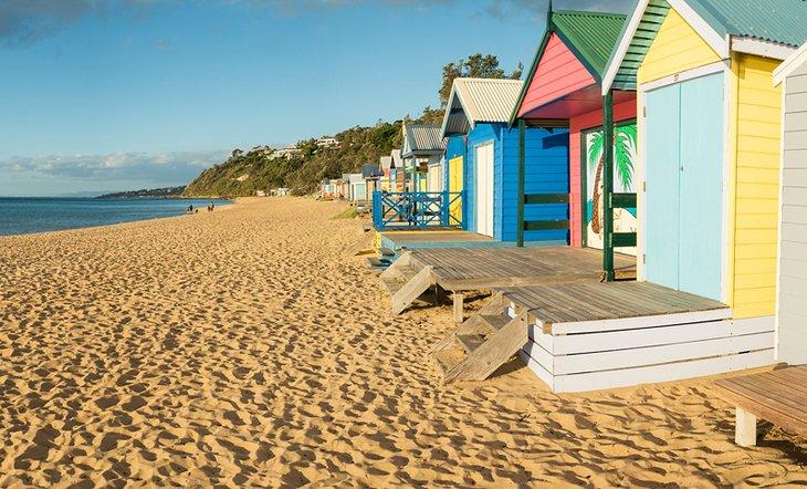 Cajas de playa coloridas en Mills Beach, Península de Mornington