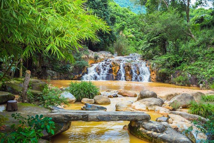 Cascada Yang Bay