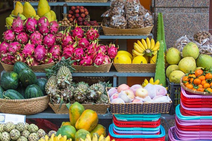 Frutas tropicales a la venta en un mercado en Nha Trang
