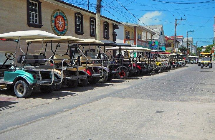 Golfcarts in San Pedro geparkt