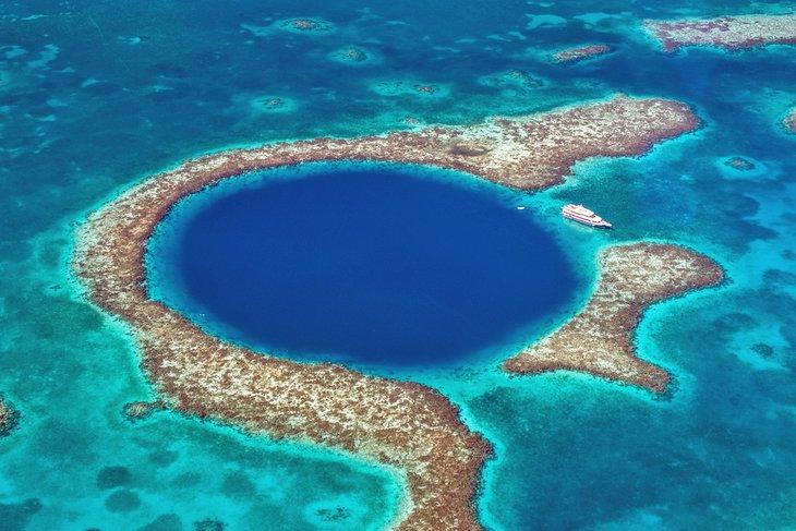 Luftaufnahme des Great Blue Hole