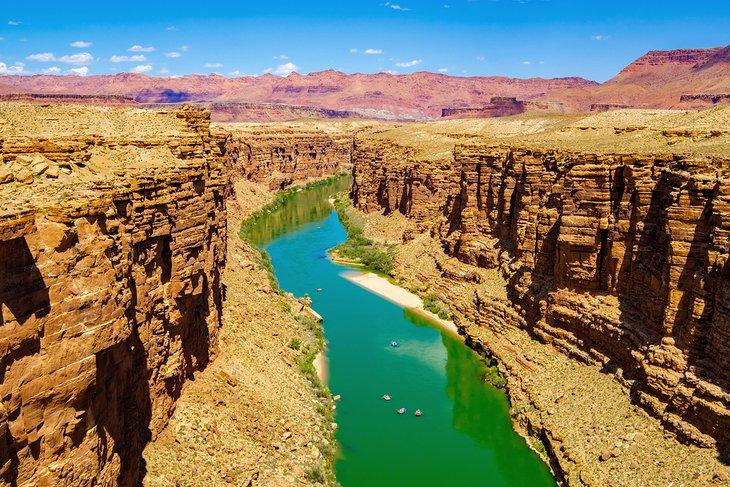 Flotando por el río Colorado a través del Cañón Marble en Arizona