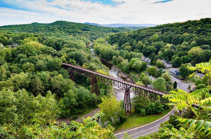 Vista del viaducto del tren de Rosendale, parte del Wallkill Valley Rail Trail