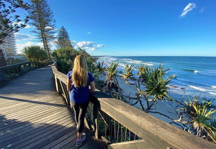La autora, Karen Hastings, disfrutando de la vista desde el sendero Point Arkwright