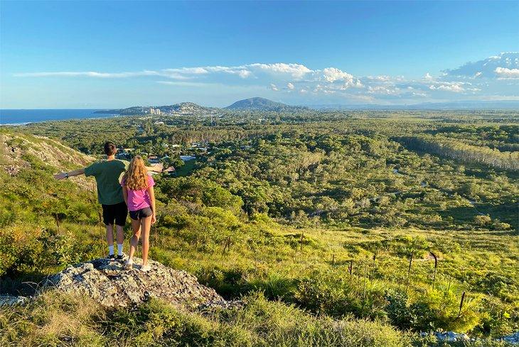 Disfrutando la vista desde la cima del Monte Emu