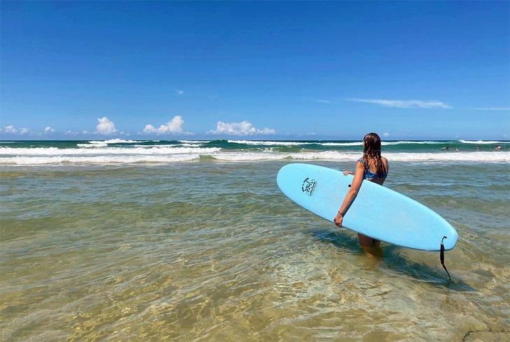 Aprendiendo a surfear en Coolum Beach