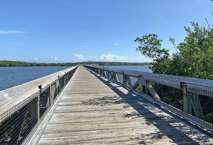 La pasarela en el Parque Estatal de John D. MacArthur Beach