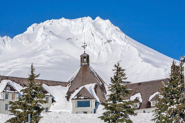 Mt. Hood con Timberline Lodge en primer plano