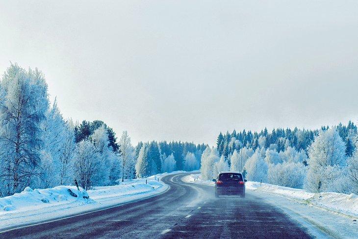 Coche en carretera invernal en Rovaniemi