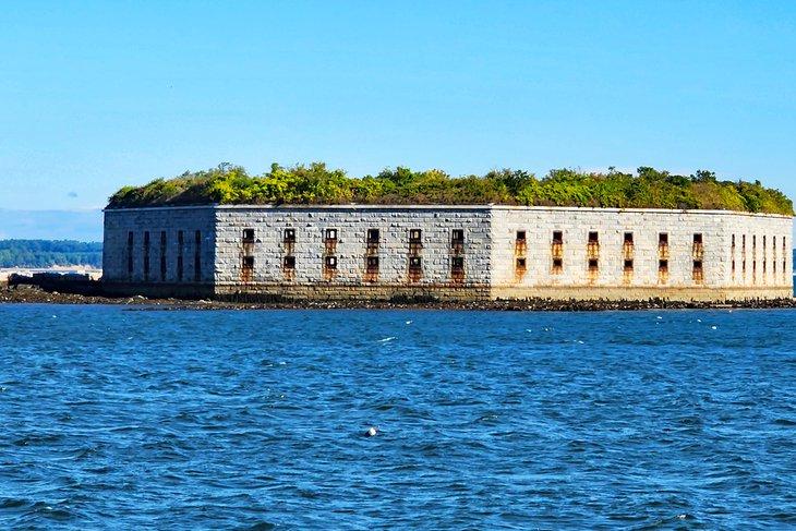 Blick auf Fort Gorges von der Peaks Island Fähre