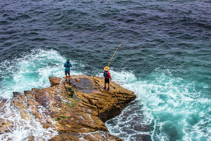 Zwei Angler auf den Felsen am Bondi Beach