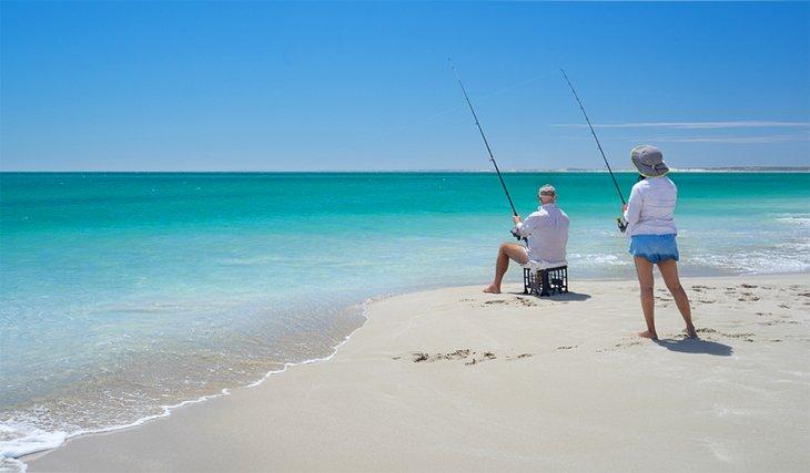 Ein Paar angelt am Strand in Westaustralien