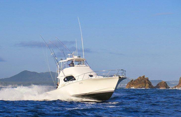 Ein Großfischangelboot verlässt Port Stephens