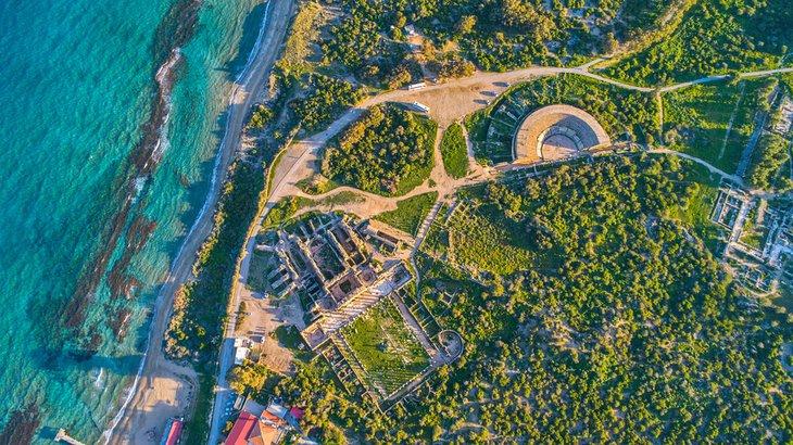 Vue aérienne des ruines de Salamine bordées par sa plage