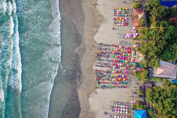 Vue aérienne de parapluies colorés sur la plage de Seminyak