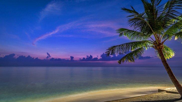 Plage de Mangsit au crépuscule sur Lombok