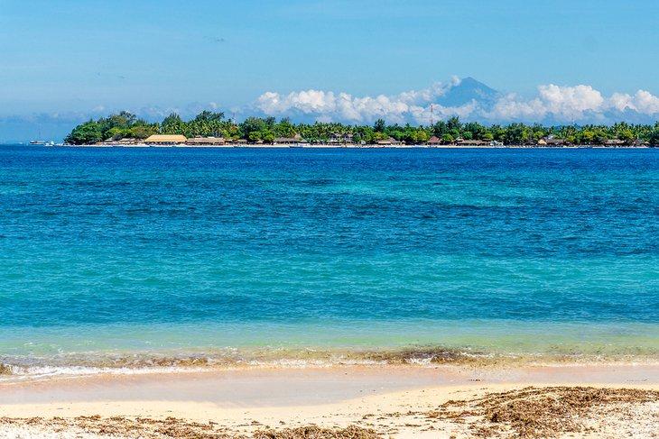 Plage de Sire à Lombok avec le mont Rinjani au loin
