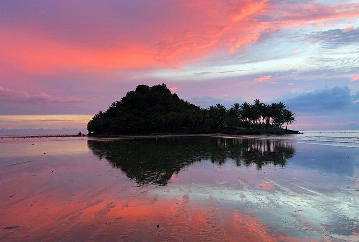 Coucher de soleil à la plage d'Air Manis