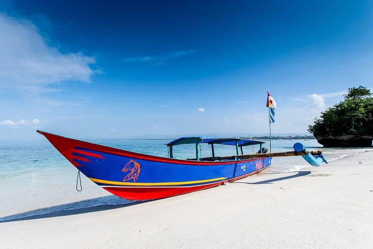 Bateau de pêche sur la plage à Pangandaran