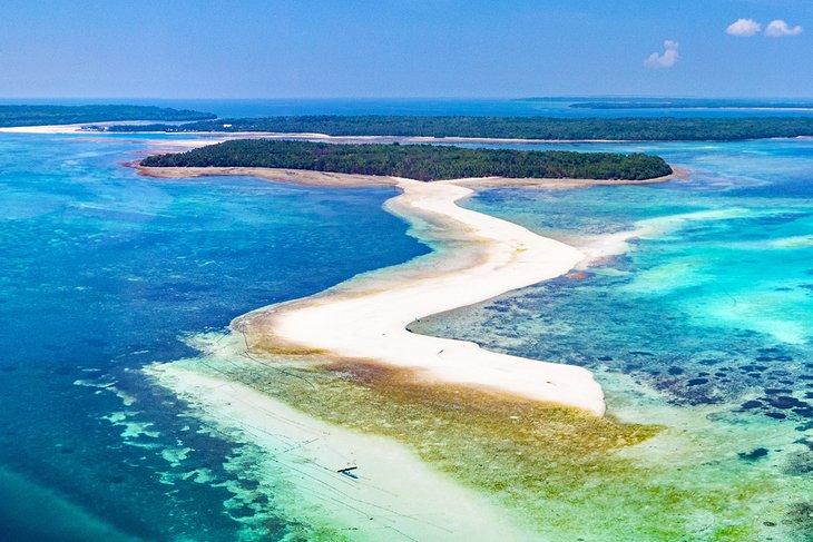 Vue aérienne de la plage de Ngurtafur (plage serpent) dans les Moluques, Indonésie