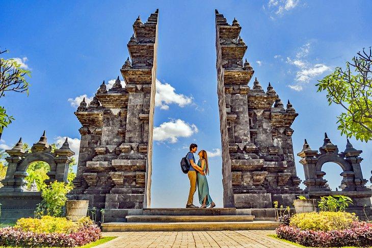 Paar am Brahmavihara-Arama Tempel in Bali