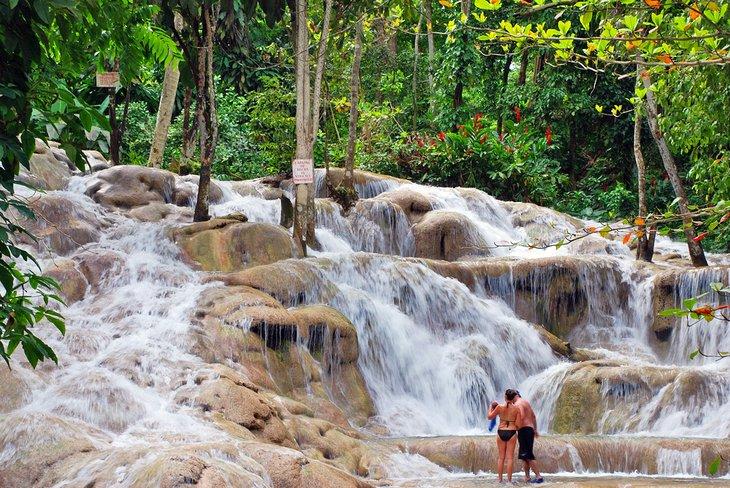 Paar genießt die Dunn's River Falls in Ocho Rios, Jamaika