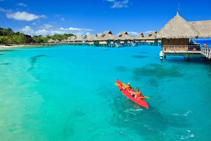 Paar beim Kajakfahren in Bora Bora
