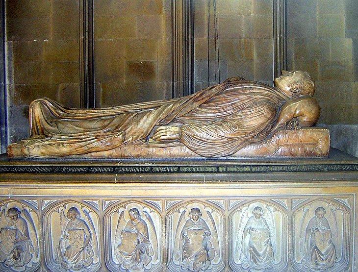 Cuerpos Desnudos: Las Tumbas de la Catedral