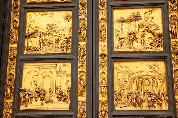 Acercamiento a las impresionantes puertas de bronce del Duomo