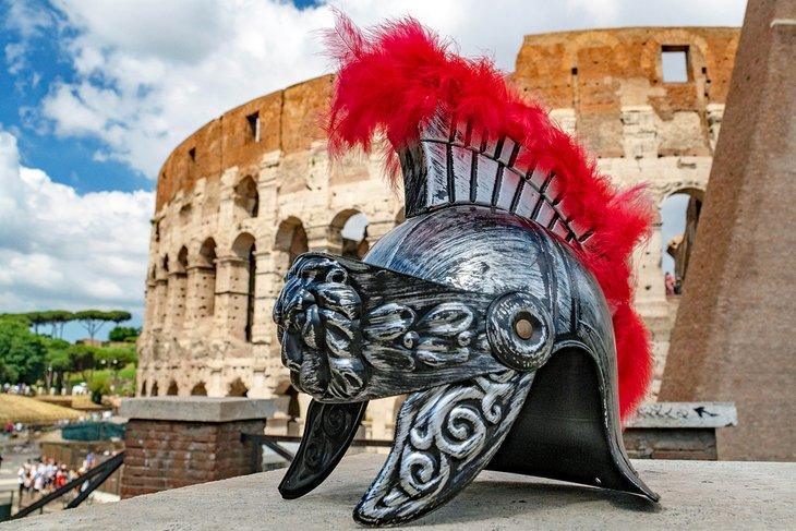 Casco de gladiador fuera del Coliseo