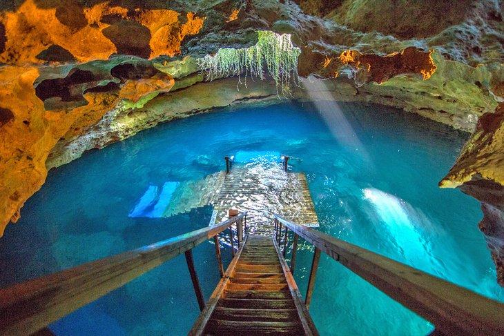 Treppe führt in die Devil's Den Spring