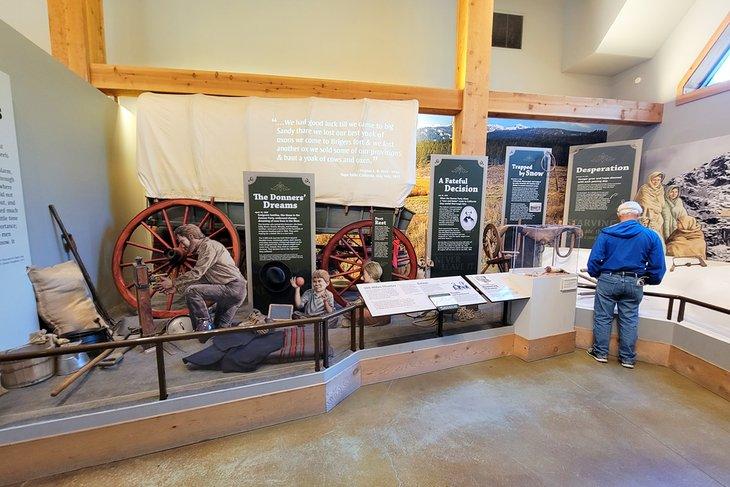 Exposition au Centre des visiteurs du parc d'État du mémorial de Donner