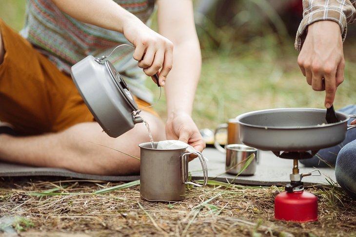 Essen über einem einzelnen Brenner zubereiten