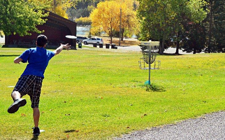 Jugador de disc golf en Russ Freeman Park