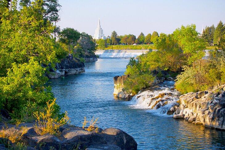 El río Snake fluyendo a través de Idaho Falls