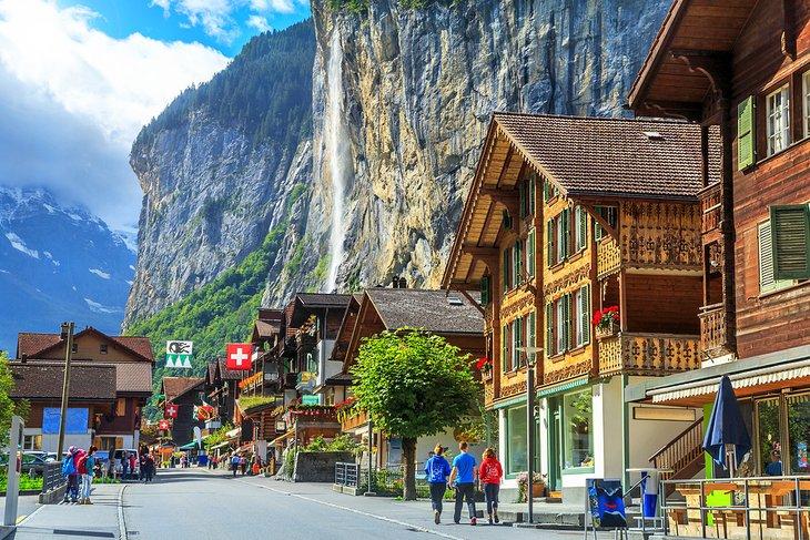 Cascada y pueblo de Lauterbrunnen