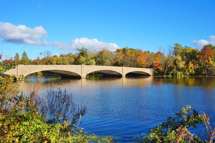 Puente Washington sobre el Lago Carnegie en Princeton, Nueva Jersey