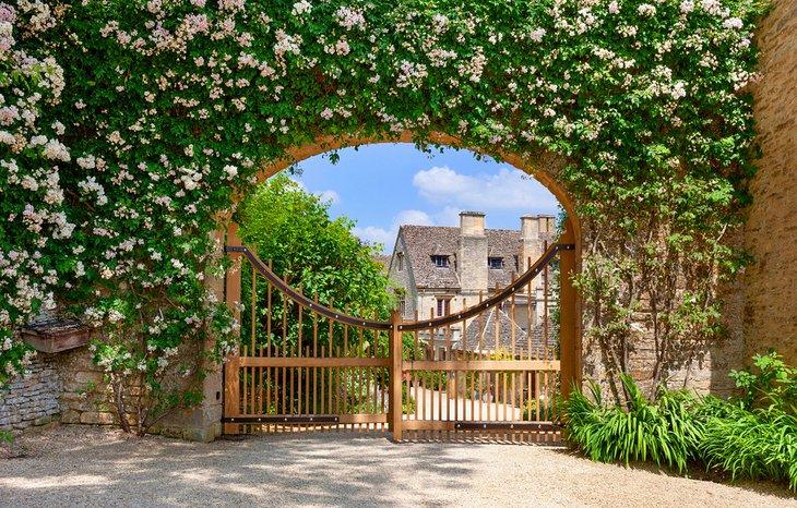 Entrada cubierta de rosas en Asthall Manor