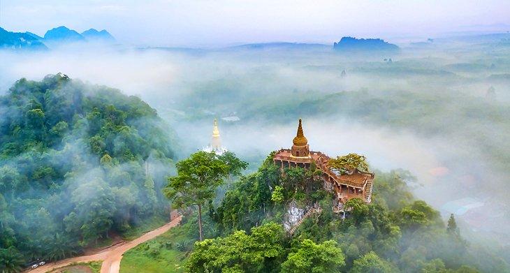Vista aérea del Templo Na Nai Luang en la provincia de Surat Thani