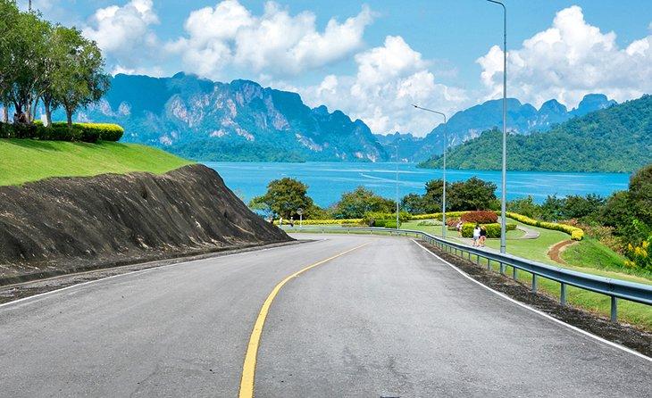 Camino al Embalse Ratchaprapa, Surat Thani
