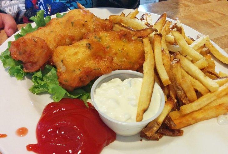 Frischer Fisch und Chips in einem Restaurant in Trinidad