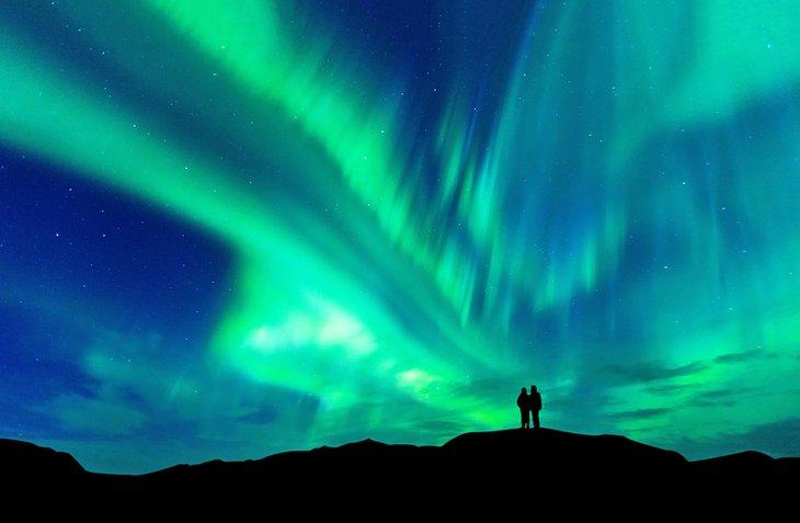 Couple profitant de l'aurore boréale en Islande